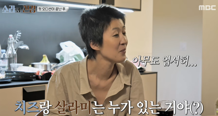 “혼자 먹으려고 사 가?”…‘찐친’ 이소라·홍진경, 살라미 하나로 시작된 매콤한 ‘침대포 취조’ 현장[소라와진경]