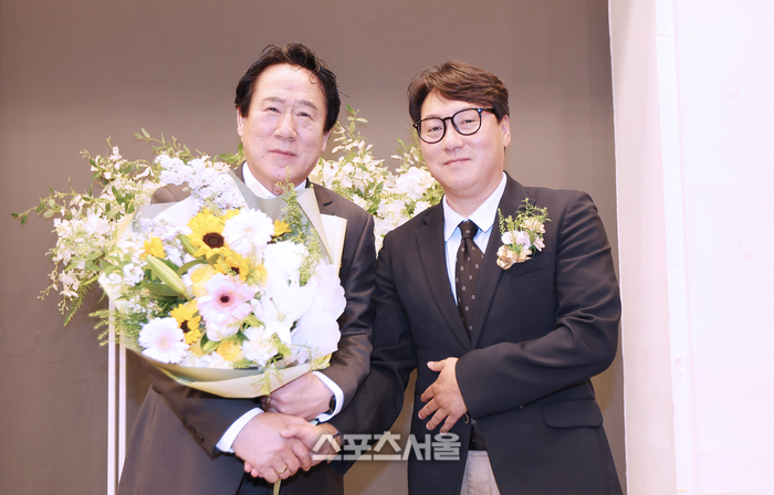 [포토] 제17대 한국대학육상연맹 송연식 회장 취임...유영훈 수석부회장, 꽃다발 전달하고 축하 인사