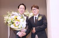 [포토] 제17대 한국대학육상연맹 송연식 회장 취임...유영훈 수석부회장, 꽃다발 전달하고 축하 인사