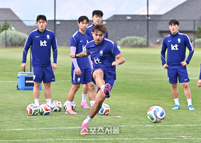 [포토]힘차게 슛하는 축구대표팀의 옌스 카스트로프
