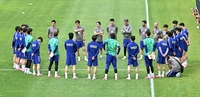 [포토]새 훈련장에서 첫 훈련 시작하는 홍명보 감독과 대표팀