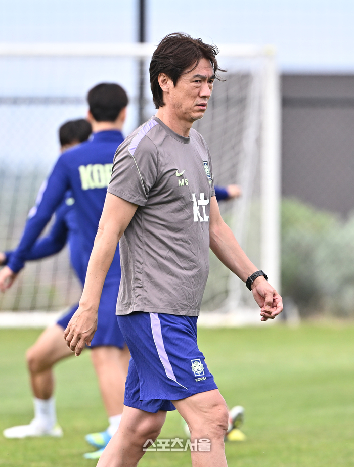 [포토]훈련 진행하는 홍명보 감독
