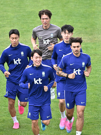 [포토]선수들과 함께 달리는 홍명보 감독