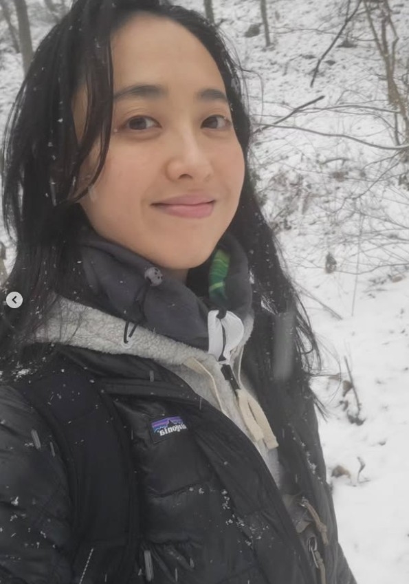 “43세 맞아?” 김민정, 산으로 간 미모…배우 쉼표 뒤 근황