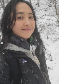 “43세 맞아?” 김민정, 산으로 간 미모…배우 쉼표 뒤 근황