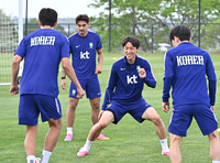 [포토]함께 훈련하는 이재성과 옌스 카스트로프