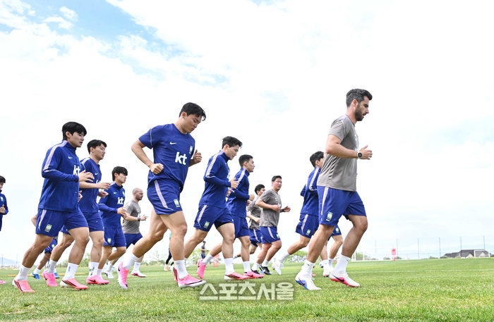 [포토]축구 대표팀, 가볍게 러닝부터