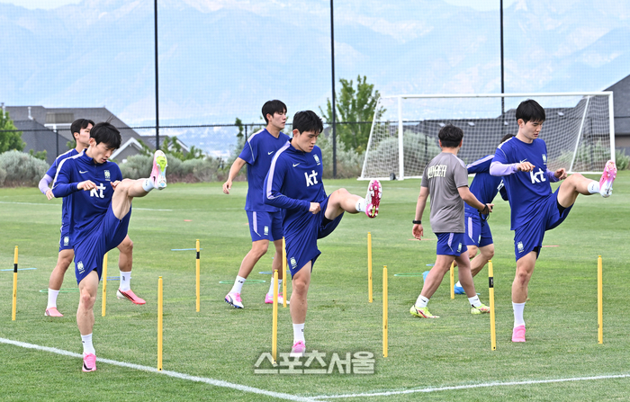 [포토]힘차게 훈련하는 축구 대표팀