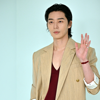 [포토] 박서준 ‘시크한 손인사’
