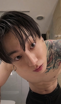 ‘근육·복근·타투’에 숨멎…BTS 정국, 호텔방에서 상의 탈의