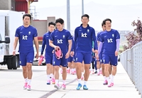 [포토]동료들과 함께 훈련 나서는 손흥민