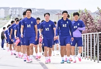 [포토]손흥민, 동료들과 함께 훈련장으로!