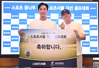 [포토] 심수창, 모자 낙찰자와 기념촬영