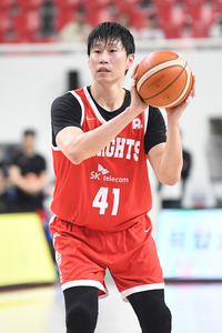 [공식] “여전히 팀에 보탬 된다” 서울 SK, 오세근 2억2000만원 재계약…최원혁도 2억원에 잡았다