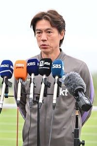 [포토]홍명보 감독, “정몽규 회장과 줌 미팅으로 소식 들어...”