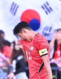 [포토]땀 닦는 손흥민