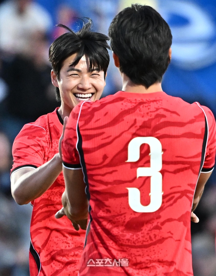 [포토]조규성의 멀티골에 환하게 웃는 설영우