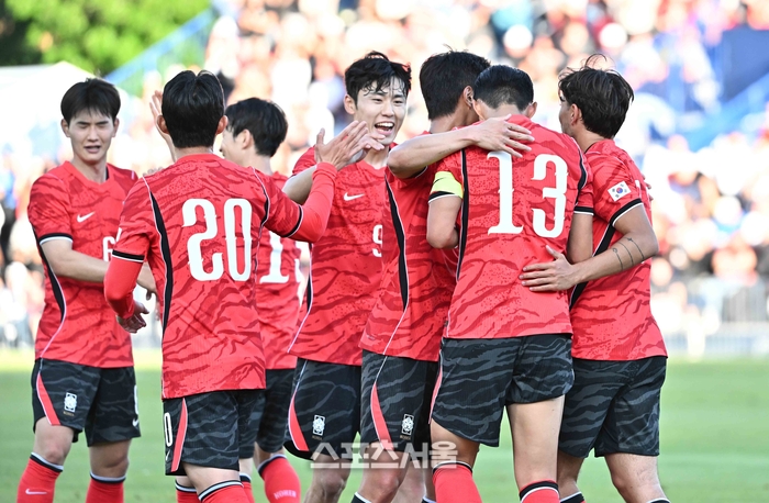 [포토]동료들과 선제골의 기쁨을 나누는 손흥민
