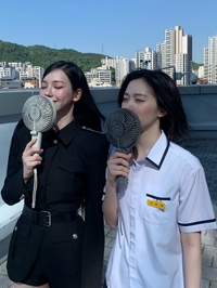 “미녀끼리, 친하네?”…카리나가 공개한 ‘절친’ 인증샷 [★SNS]