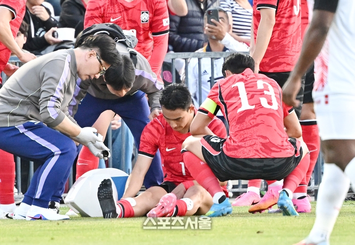 [포토]조유민의 부상 살피는 손흥민