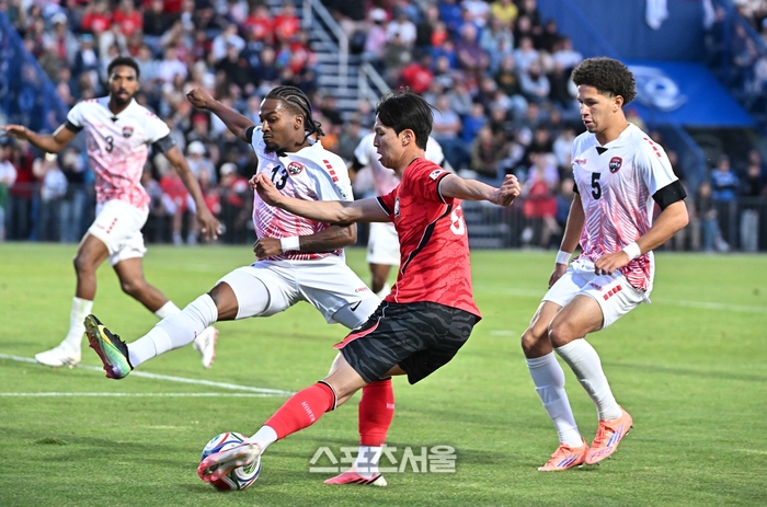 [포토]컷백 패스 내주는 엄지성