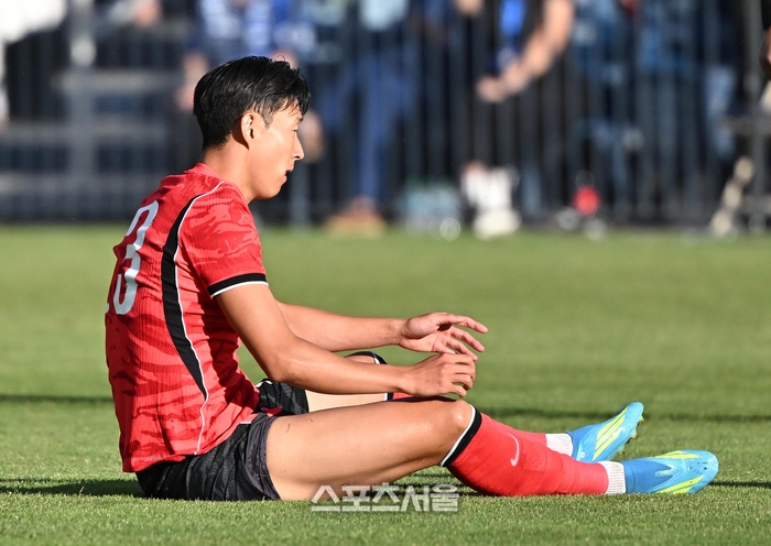 [포토]파울에 주저앉은 손흥민