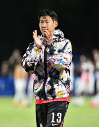 [포토]5-0 승리에 인사하는 손흥민