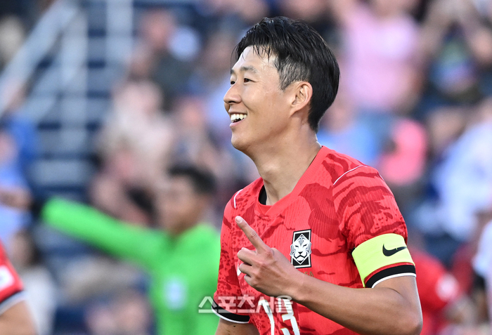 [포토]선제골에 미소 짓는 손흥민