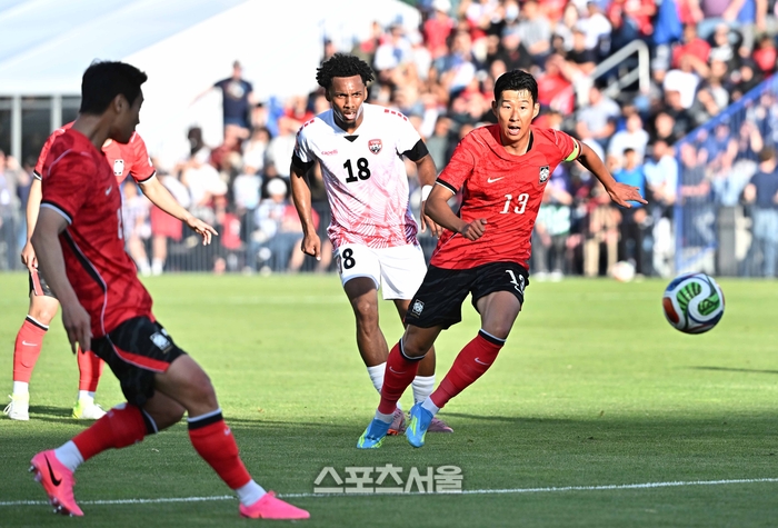 [포토]공 쫓는 손흥민