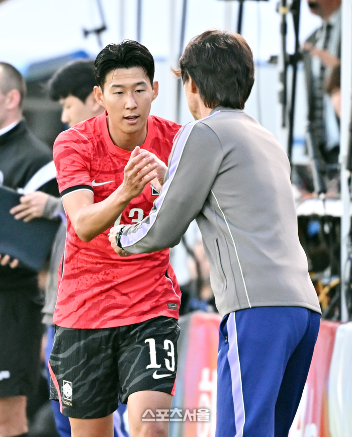 [포토]홍명보 감독과 하이파이브 나누는 손흥민