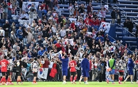 [포토]응원단에 인사하는 축구대표팀