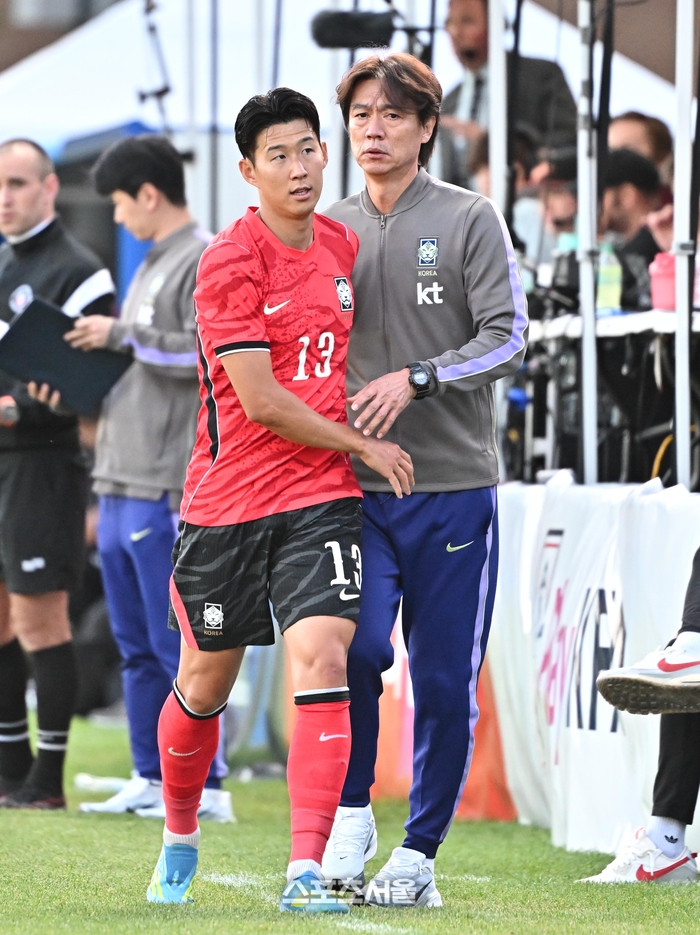 [포토]손흥민 교체하는 홍명보 감독