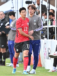 [포토]손흥민 교체하는 홍명보 감독