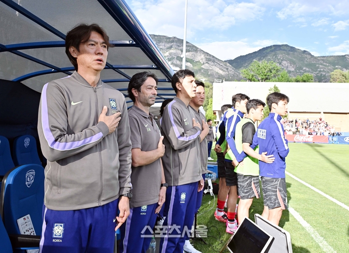 [포토]애국가 부르는 홍명보 감독