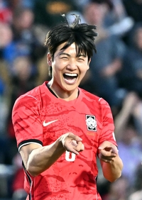 [포토]조규성의 멀티골을 축하하는 설영우