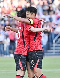 [포토]손흥민, 김문환에게 감사의 포옹을