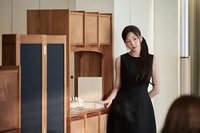 검은 드레스 입고 향수 곁에... 은서의 여유로운 일상 공개