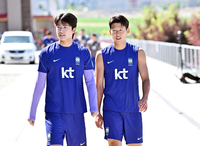 [포토]훈련 나서는 손흥민과 설영우