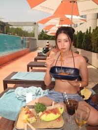 기희현, 수영장서 여유로운 일상 공개…솔직한 근황 눈길