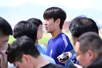 [포토]취재진에 둘러싸인 조위제