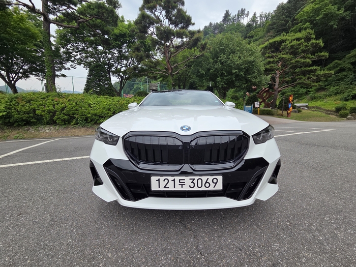 고요한 남한강에서 마주한 짜릿한 반전, BMW 550e…키키(kiki)의 ‘404’를 품다 [원성윤의 가요타요]