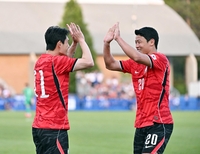 [포토]이동경, 선제골에 황희찬과!