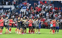 [포토]관중에게 인사하는 축구대표팀