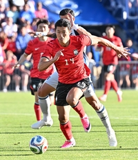 [포토]공 쫓는 조규성