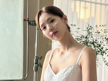 “막 찍어도 화보”…채수빈, 블랙 셔츠, 화이트 니트로 완성한 ‘워너비 사복 핏’