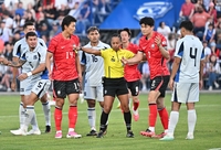[포토]파울 판정에 아쉬워하는 김민재