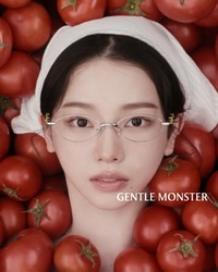 “토마토 속 안경 여신”…에스파 카리나,  ‘초현실적 비주얼’