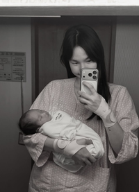 엄마가 된 ‘모델짱’ 진정선, 2세와 거울 셀카 “앞으로 잘 부탁해” [★SNS]