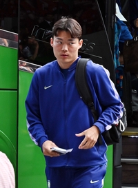 [포토]숙소 앞 몰려든 인파 살피는 오현규