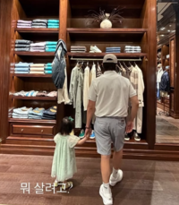 이병헌♥딸 쇼핑 포착…뒷모습만으로 드러난 ‘딸바보’ 모먼트